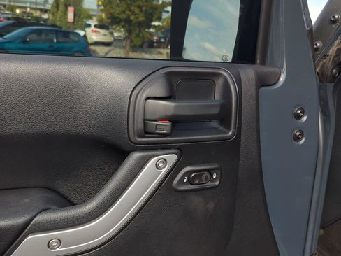 Used 2016 Jeep Wrangler Unlimited Rubicon w/ Connectivity Group AWD/4WD image 13