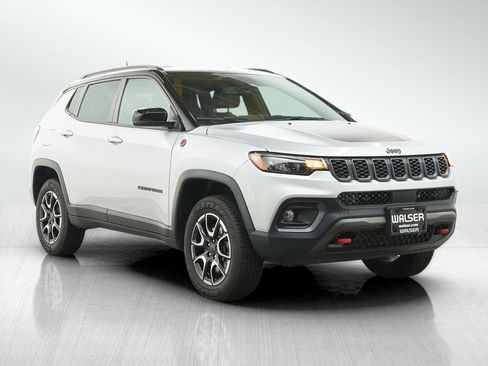 Used 2025 Jeep Compass Trailhawk AWD/4WD image 8