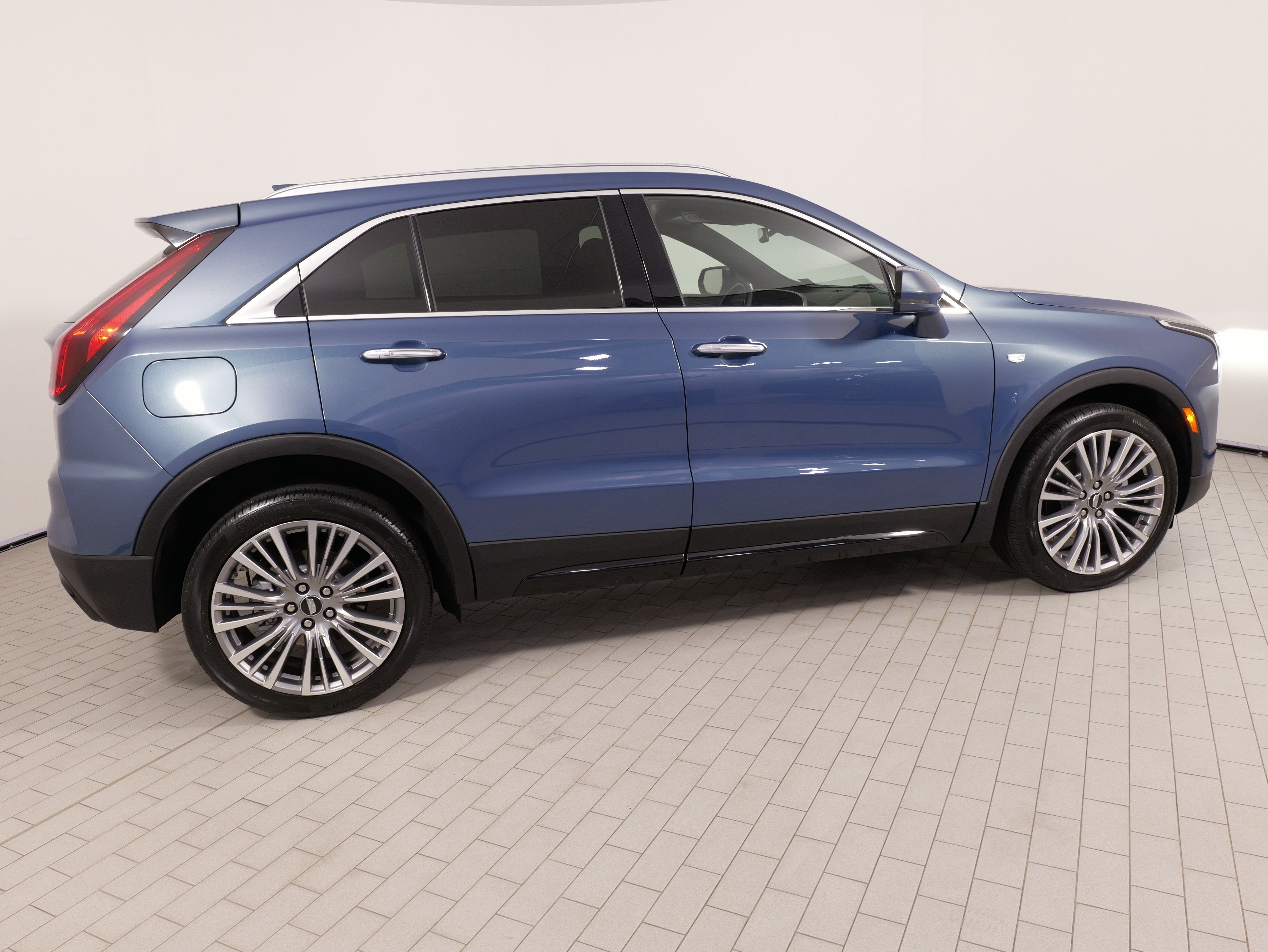 Used 2024 Cadillac XT4 Premium Luxury w/ Cold Weather Package AWD/4WD image 9