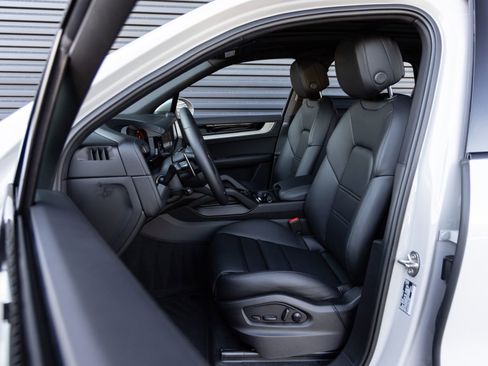 Certified 2026 Porsche Cayenne AWD/4WD image 5
