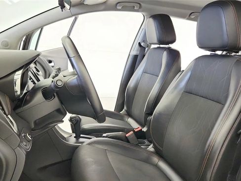 Used 2018 Chevrolet Trax LT w/ LT Convenience Package FWD image 27