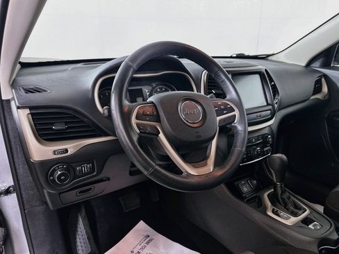 Used 2014 Jeep Cherokee Latitude w/ Cold Weather Group FWD image 9