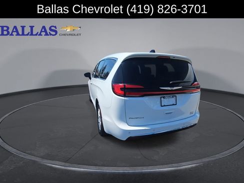 Used 2024 Chrysler Pacifica Touring-L FWD image 7