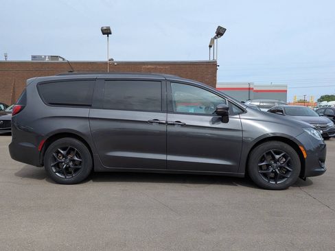 Used 2020 Chrysler Pacifica Limited w/ S Appearance Package FWD image 3