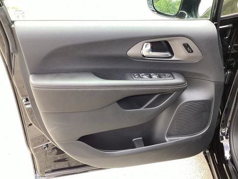 New 2027 Chrysler Pacifica Select FWD image 19
