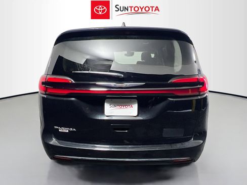 Used 2023 Chrysler Pacifica Touring-L image 5