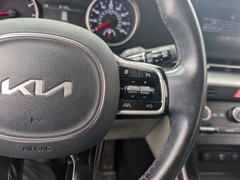 Used 2022 Kia Carnival LX image 18