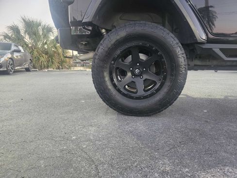 Used 2018 Jeep Wrangler Unlimited Sahara AWD/4WD image 16