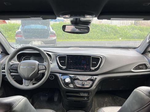 Used 2022 Chrysler Pacifica Touring-L w/ Uconnect Theater Family Group FWD image 7
