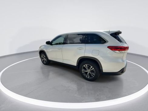 Used 2019 Toyota Highlander LE image 5