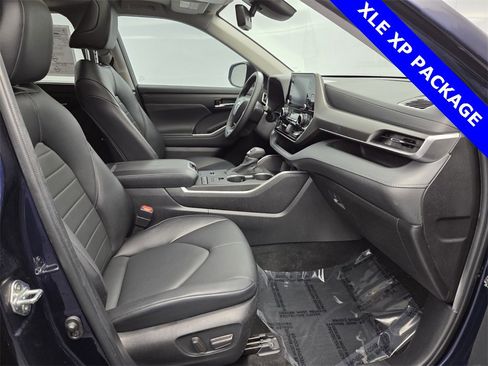 Used 2022 Toyota Highlander XLE image 11