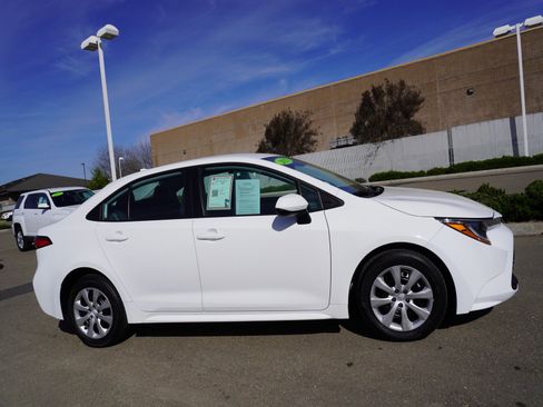 Used 2025 Toyota Corolla LE image 4