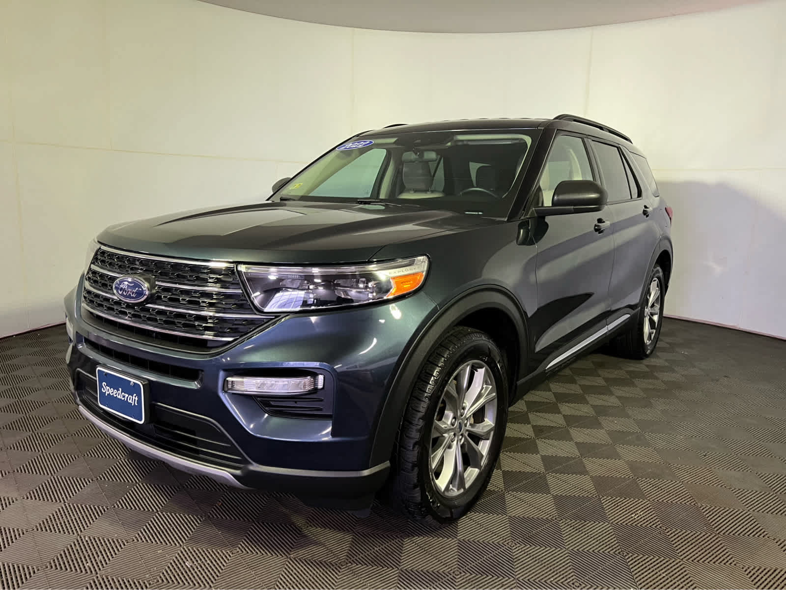 Used 2022 Ford Explorer XLT w/ Equipment Group 202A AWD/4WD image 3