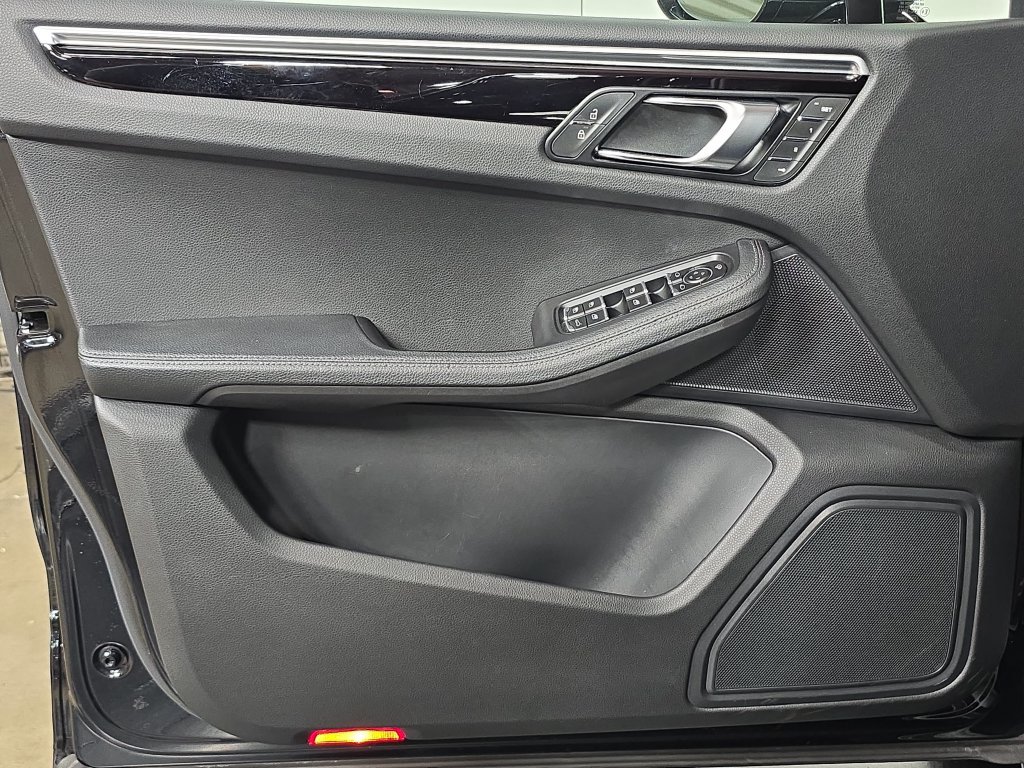 Certified 2023 Porsche Macan AWD/4WD image 22