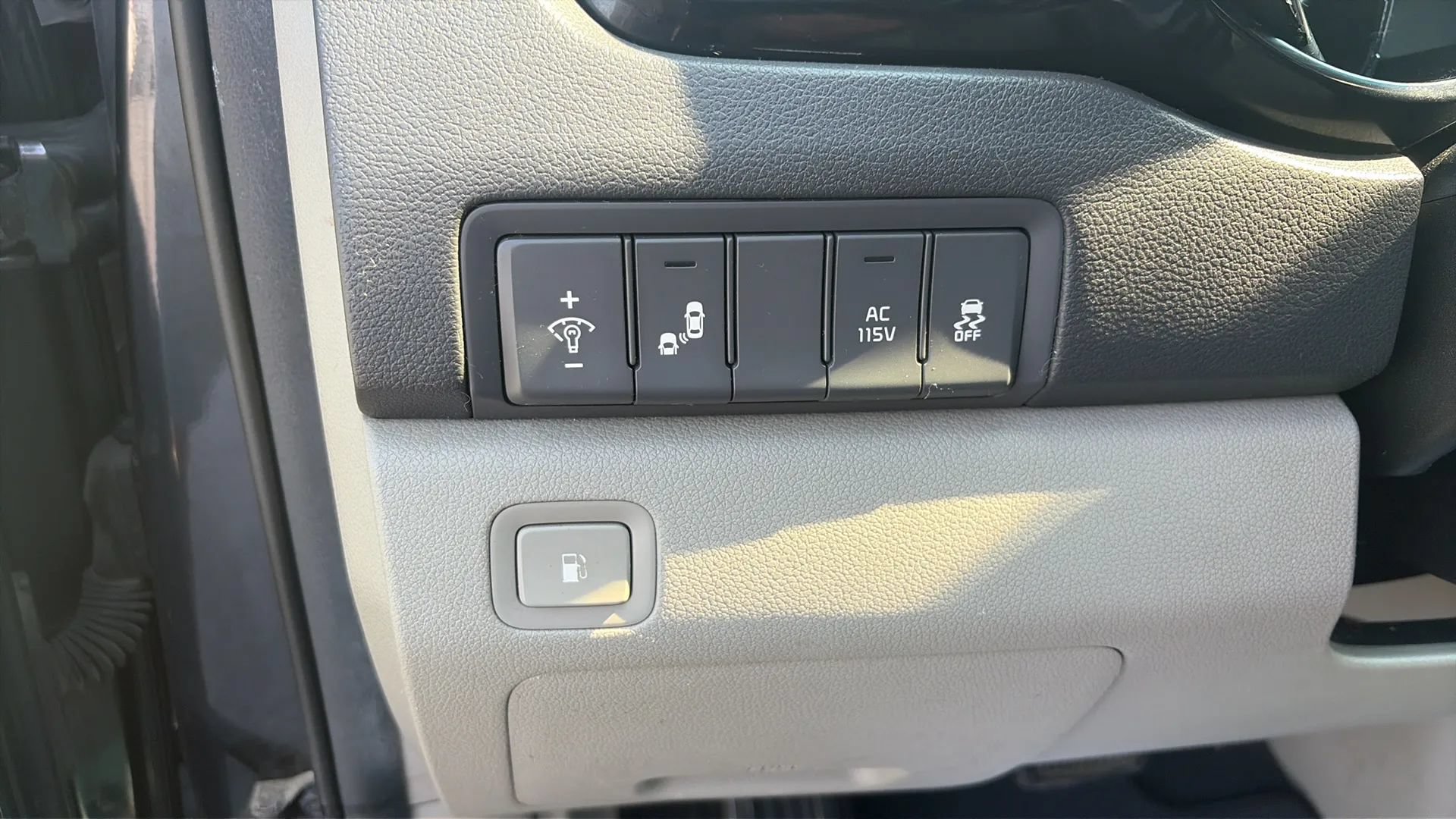 Used 2016 Kia Sedona SX FWD image 13