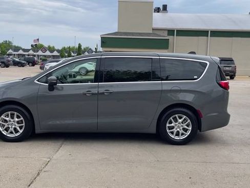 Used 2023 Chrysler Pacifica Touring-L FWD image 5