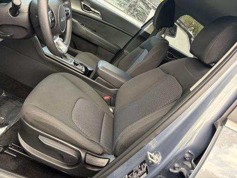 Used 2025 Kia Sportage LX FWD image 34