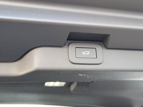 New 2025 Land Rover Discovery S image 34