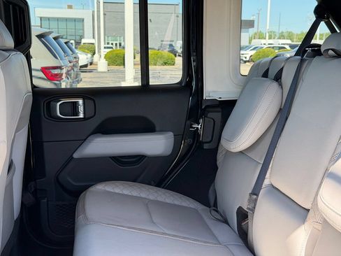 Used 2022 Jeep Wrangler Unlimited Sahara AWD/4WD image 28