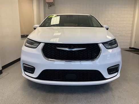 Used 2023 Chrysler Pacifica Touring-L image 38