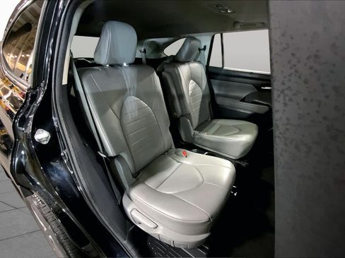 Used 2023 Toyota Highlander XLE AWD/4WD image 20