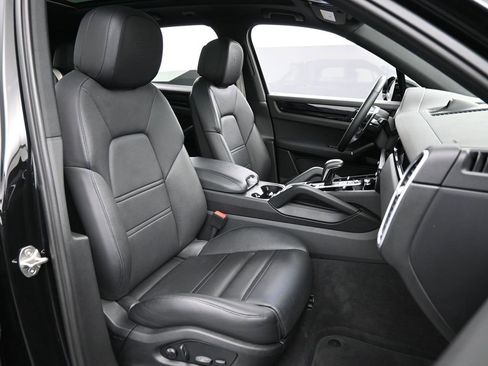 Certified 2023 Porsche Cayenne Platinum Edition image 31