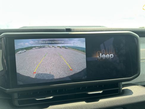 Used 2024 Jeep Wrangler Unlimited AWD/4WD image 27