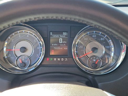 Used 2013 Chrysler Town & Country Touring image 12