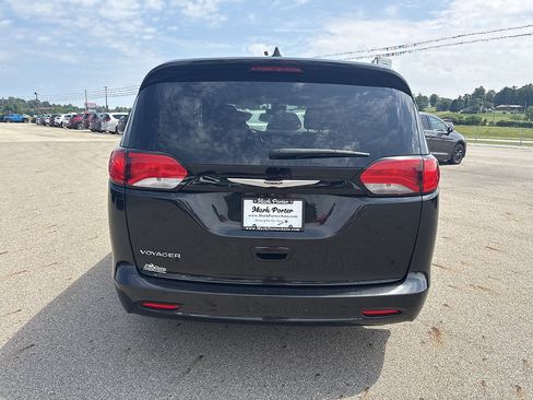 Used 2023 Chrysler Voyager LX FWD image 4