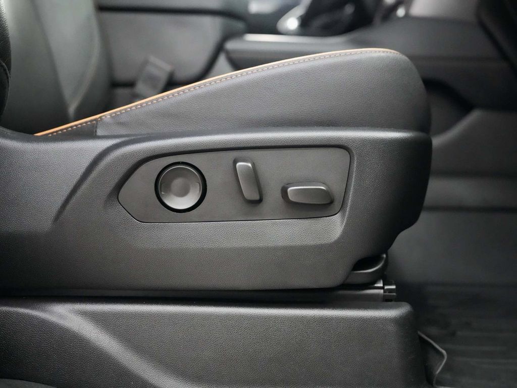 Used 2023 GMC Yukon AT4 AWD/4WD image 41