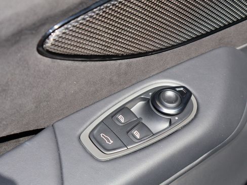 Used 2025 Aston Martin V8 Vantage Coupe RWD image 10