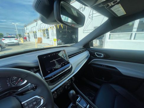 Used 2025 Jeep Compass Limited image 35