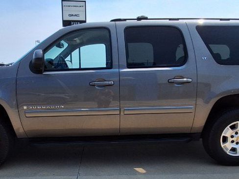 Used 2008 Chevrolet Suburban LT w/ LT Preferred Equipment Group AWD/4WD image 5
