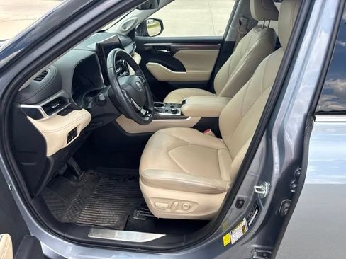 Used 2023 Toyota Highlander Limited AWD/4WD image 4