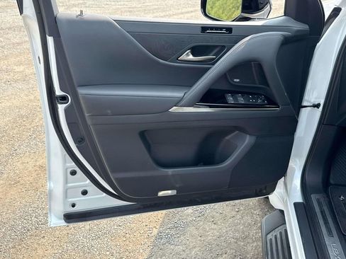 Used 2024 Lexus LX 600 4WD w/ Premium Package image 12