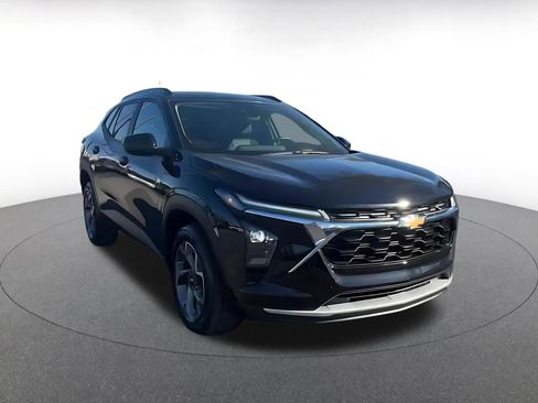 Used 2025 Chevrolet Trax LT w/ LT Convenience Package image 3