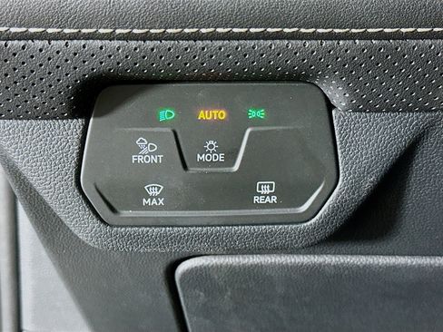 Used 2025 Volkswagen Atlas SE image 17