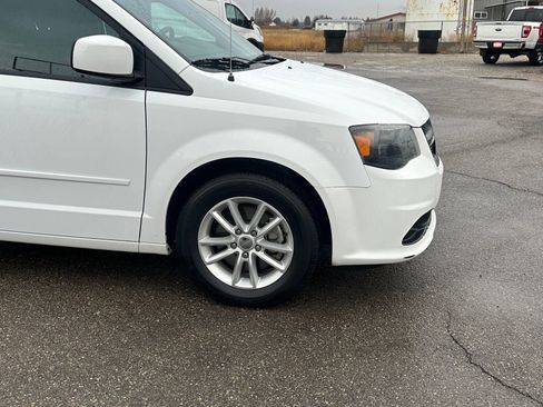 Used 2017 Dodge Grand Caravan SE image 3