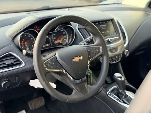 Used 2019 Chevrolet Cruze LT image 6