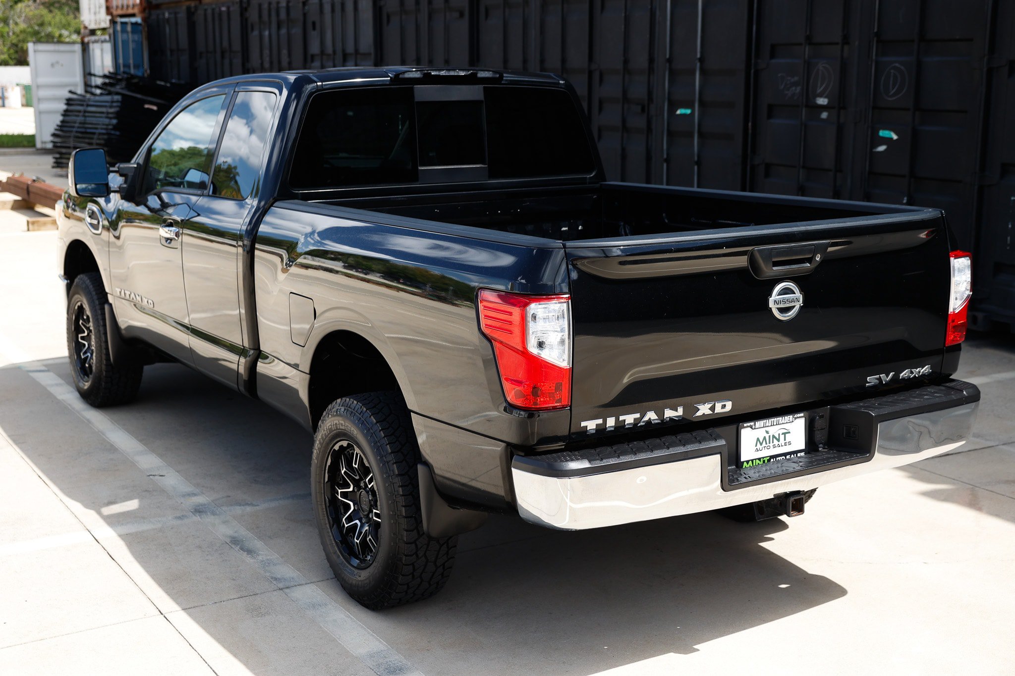 Used 2017 Nissan Titan SV AWD/4WD image 8