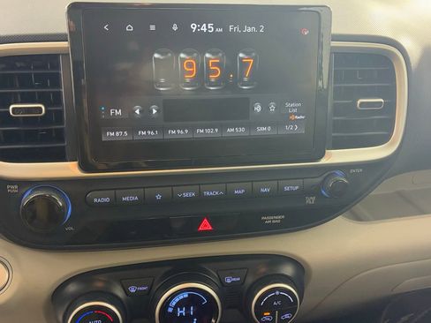 Used 2022 Hyundai Venue Limited image 14