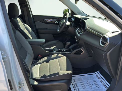 Used 2025 Chevrolet TrailBlazer LT AWD/4WD image 23