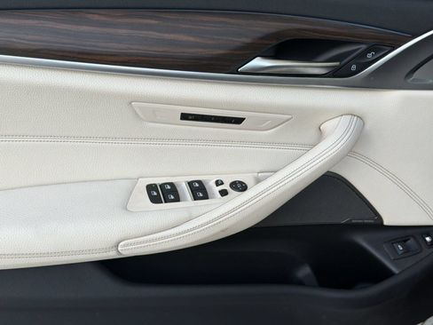 Used 2023 BMW 530e xDrive w/ Premium Package AWD/4WD image 12
