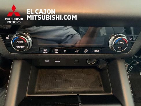 Used 2024 Mitsubishi Outlander SE image 17