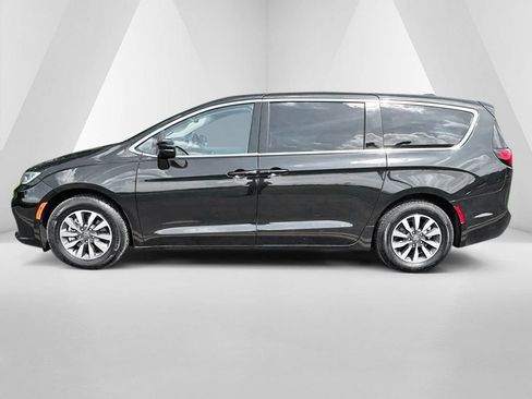 Used 2023 Chrysler Pacifica Touring-L FWD image 4