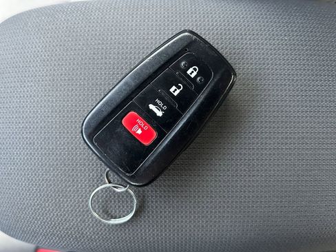 Used 2021 Toyota Corolla LE image 30