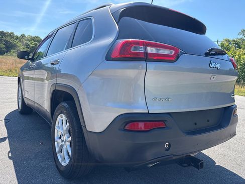 Used 2017 Jeep Cherokee Latitude AWD/4WD image 3