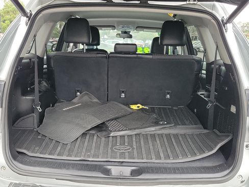 Used 2017 Toyota Highlander Plus FWD image 17