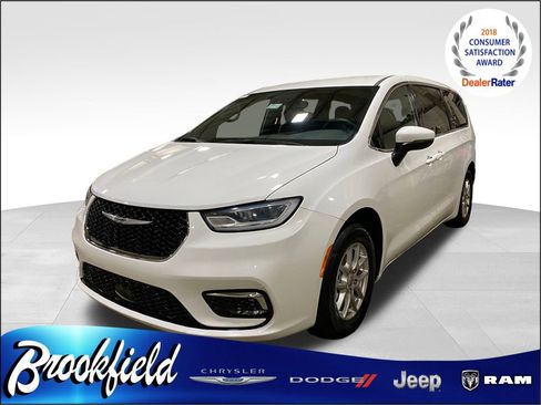 Used 2023 Chrysler Pacifica Touring image 3