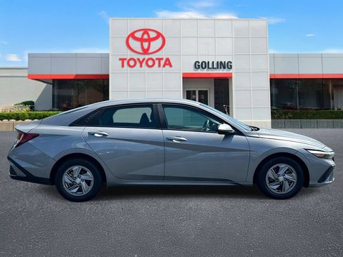 Used 2025 Hyundai Elantra SE w/ Cargo Package FWD image 6
